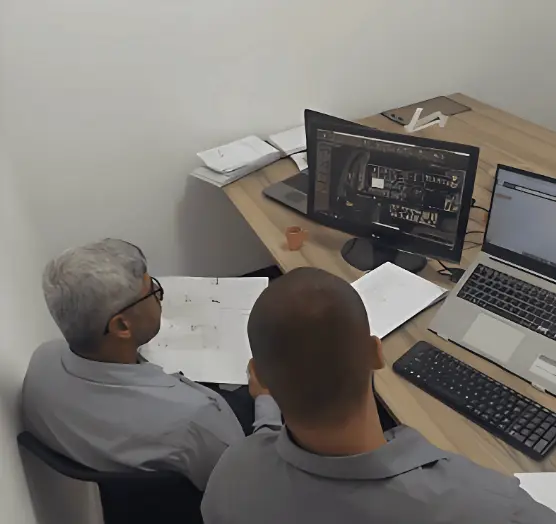 Equipe da PTS Energia desenvolvendo projetos elétricos